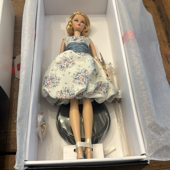 NIB Mad Men Betty Draper Silkstone Barbie - Picture 4 of 7